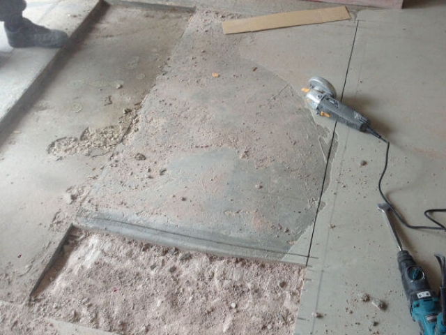 Flooring uplift followed by a screed using ardex na